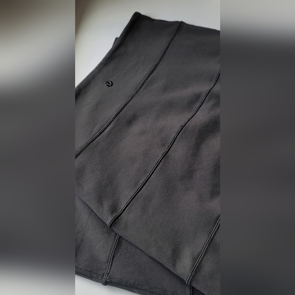 Lululemon "Tiered Pencil" skirt, Black, Size 6 - Picture 5 of 7